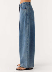 Zayn Pleated Jeans - Light Wash Blue
