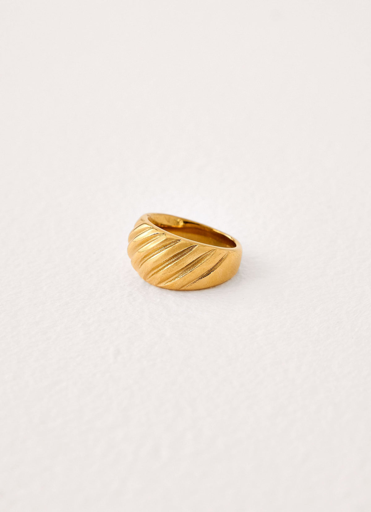 Ethereal Kiss Ring - Gold