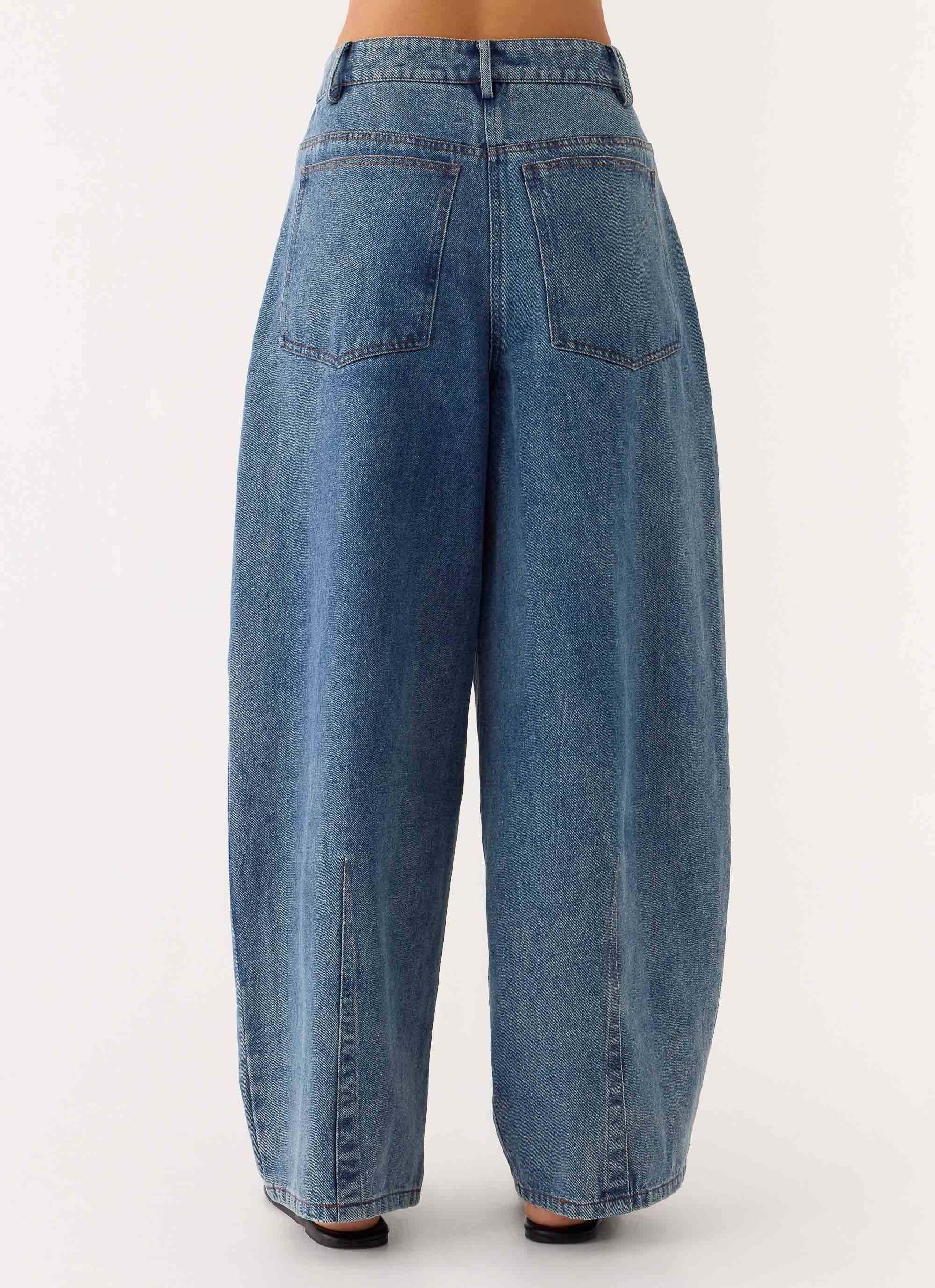 Zayn Pleated Jeans - Light Wash Blue