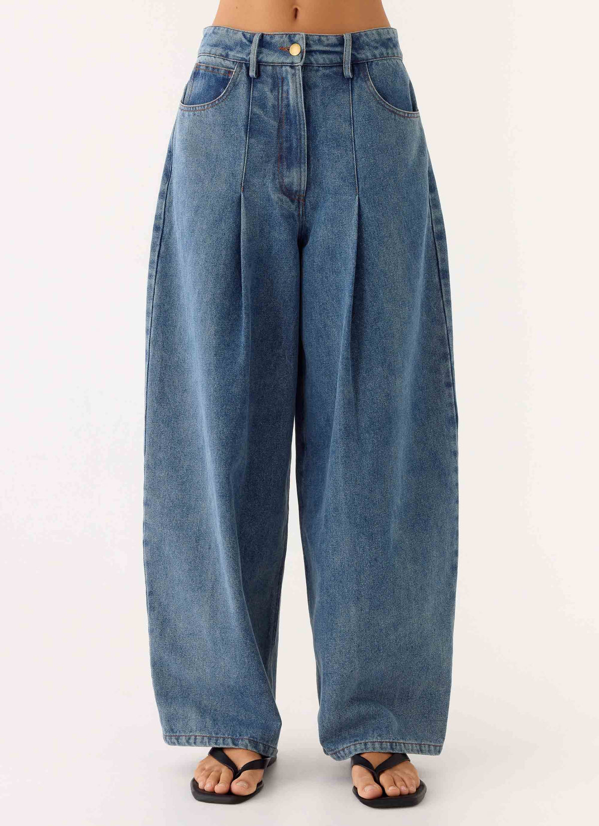 Zayn Pleated Jeans - Light Wash Blue